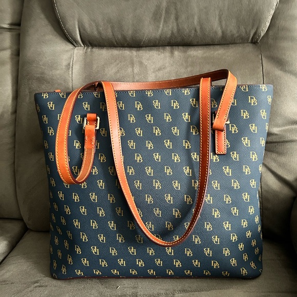 Great condition Dooney and Burke large Gretta shopper - Picture 3 of 9